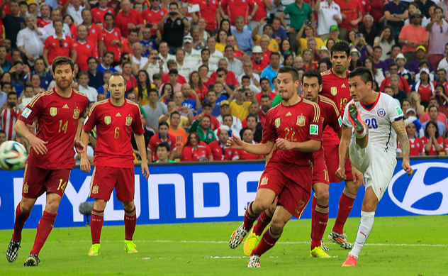 《悬崖登极，俯伏攀跪，危机四伏的生存难关与生肖动物的关系》